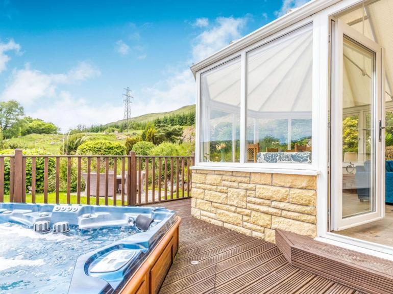 3 Bedroom Luxury Home, Hot Tub, Stunning Views Of Killin, Sitting On The River Dochart Eksteriør bilde
