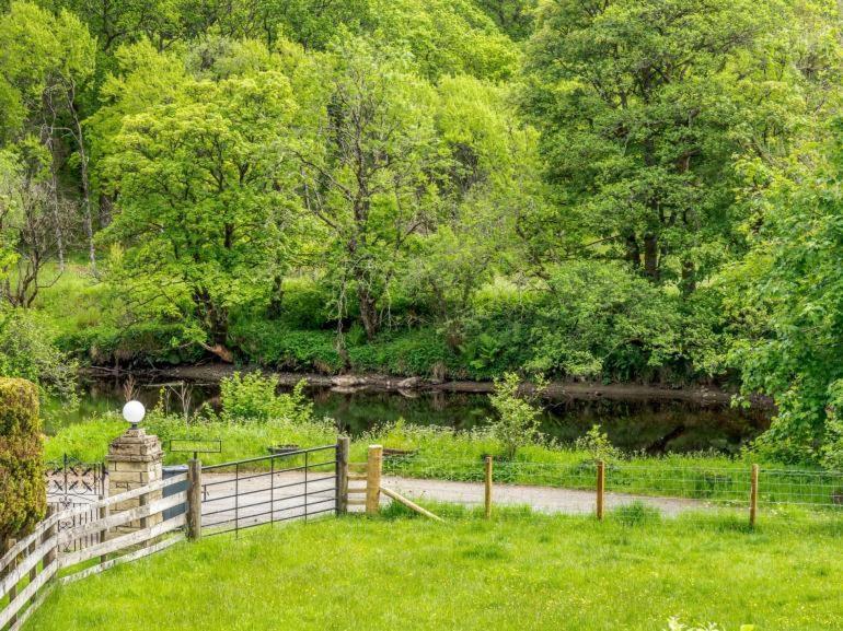 3 Bedroom Luxury Home, Hot Tub, Stunning Views Of Killin, Sitting On The River Dochart Eksteriør bilde