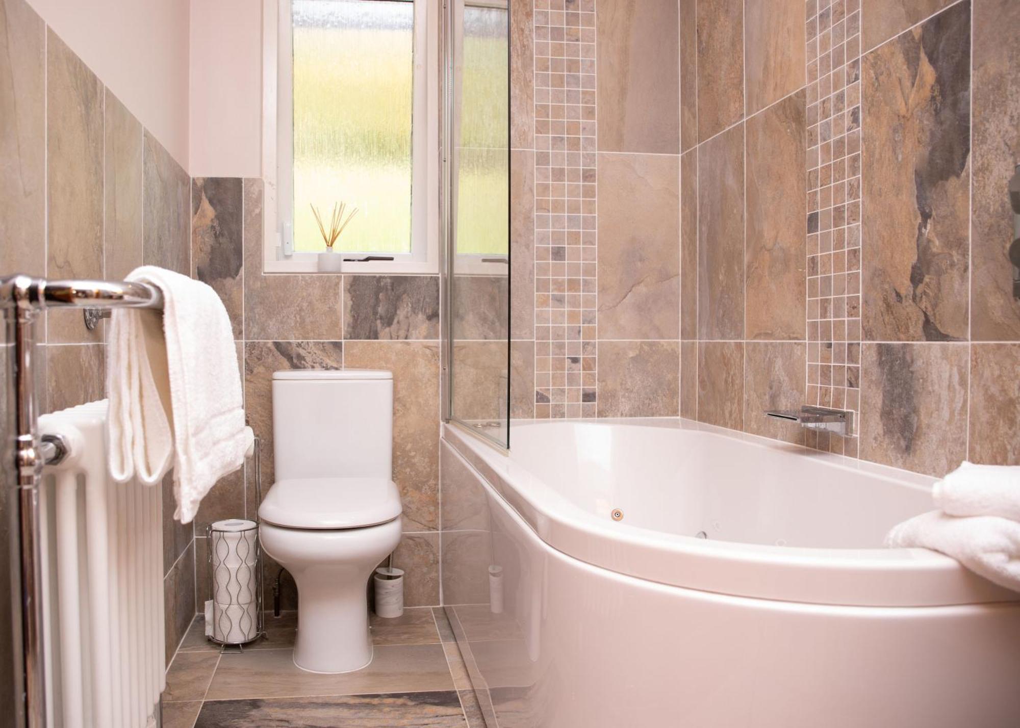 3 Bedroom Luxury Home, Hot Tub, Stunning Views Of Killin, Sitting On The River Dochart Eksteriør bilde